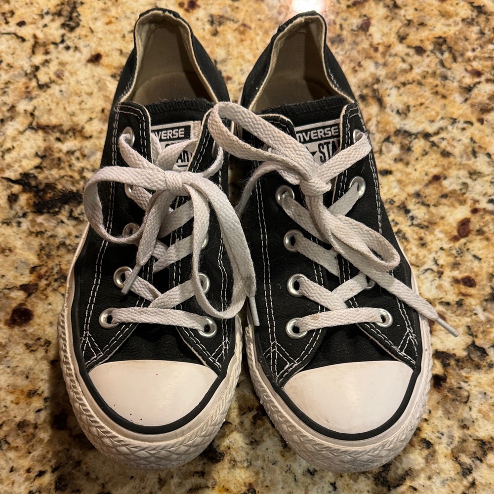 Converse unisex Black and White Sneakers gym shoes men’s size 4 women’s size 6
